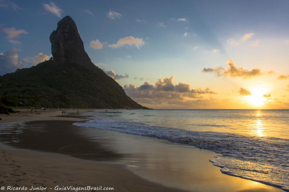 Imagem do sol se pondo na Praia da Conceição.